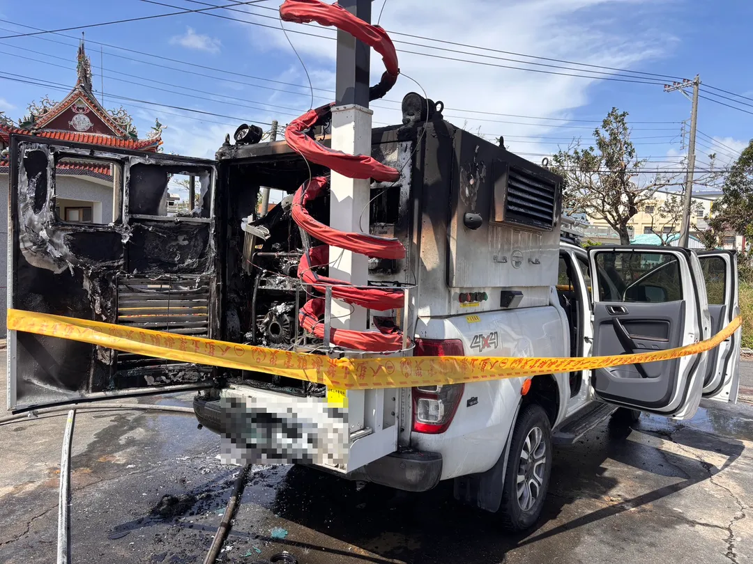今（13）日下午，一輛前往支援的通訊車卻突發火警變「火燒車」。（圖/台南市消防局提供）