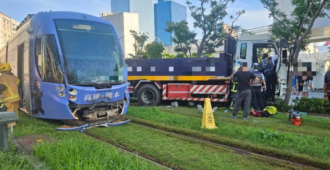 高雄一輛行進中的輕軌列車遭大貨車撞擊。(圖/翻攝畫面)