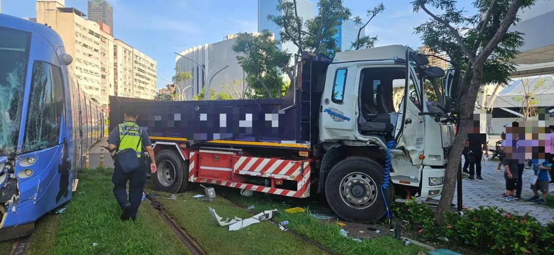 高雄一輛行進中的輕軌列車遭大貨車撞擊。(圖/翻攝畫面)