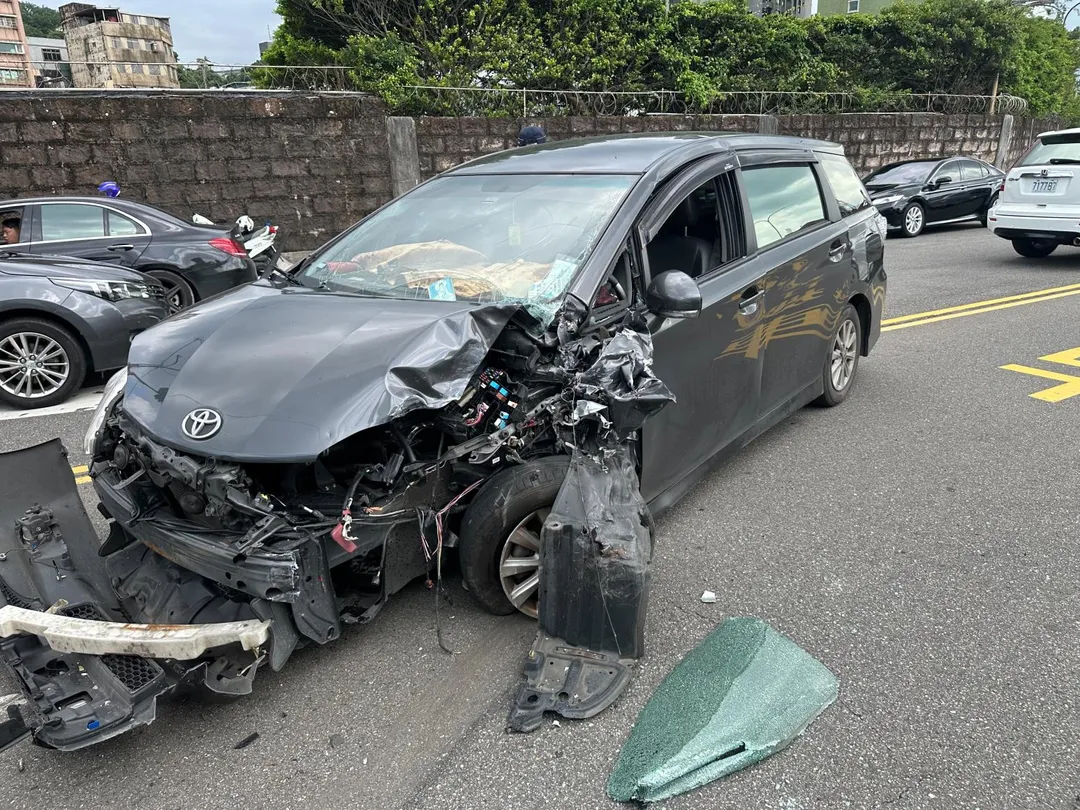 基隆女駕駛突衝逆向撞遊覽車,造成多名日籍遊客輕傷急返郵輪。(圖/翻攝畫面)