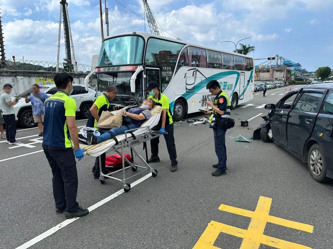 基隆女駕駛突衝逆向撞遊覽車,造成多名日籍遊客輕傷急返郵輪。(圖/翻攝畫面)