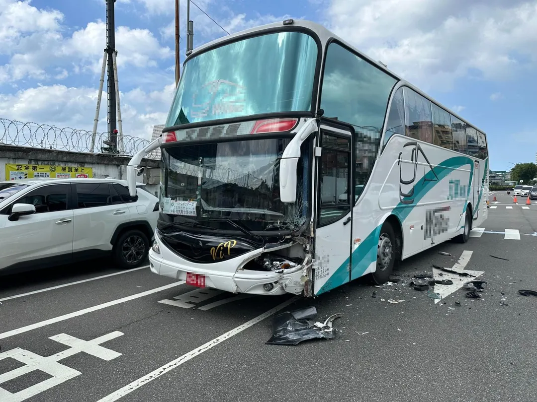 基隆女駕駛突衝逆向撞遊覽車,造成多名日籍遊客輕傷急返郵輪。(圖/翻攝畫面)
