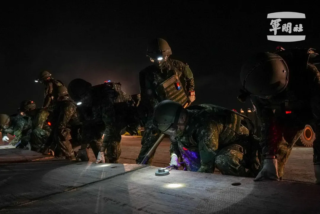 空軍官兵夜間鋪設玻璃纖維搶修包。(圖/軍聞社)
