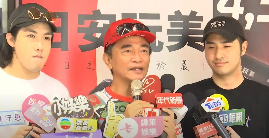 吳宗憲（中）帶著兒子鹿希派（右）與自家藝人陳守恩，一同出席一日店長活動。（圖／中天新聞）