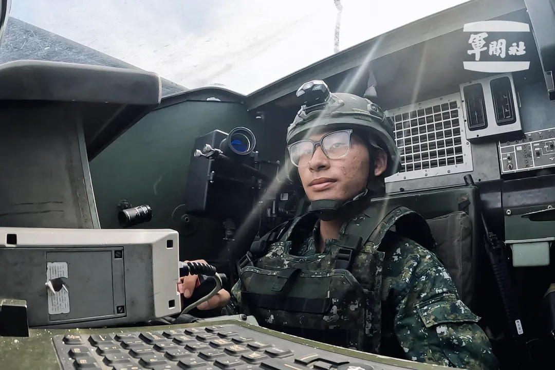 復仇者飛彈車發射塔內的射手。(圖/軍聞社)