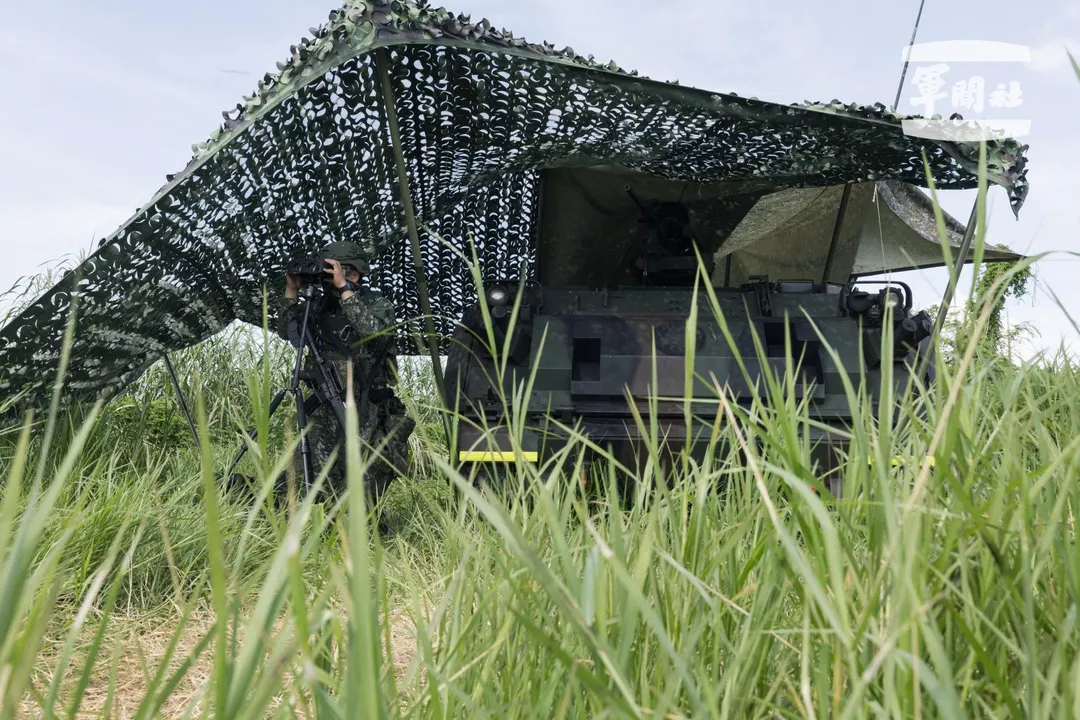 掩護防空連的裝騎連CM21裝甲車，一旁官兵正利用雷射測距望遠鏡觀測。(圖/軍聞社)