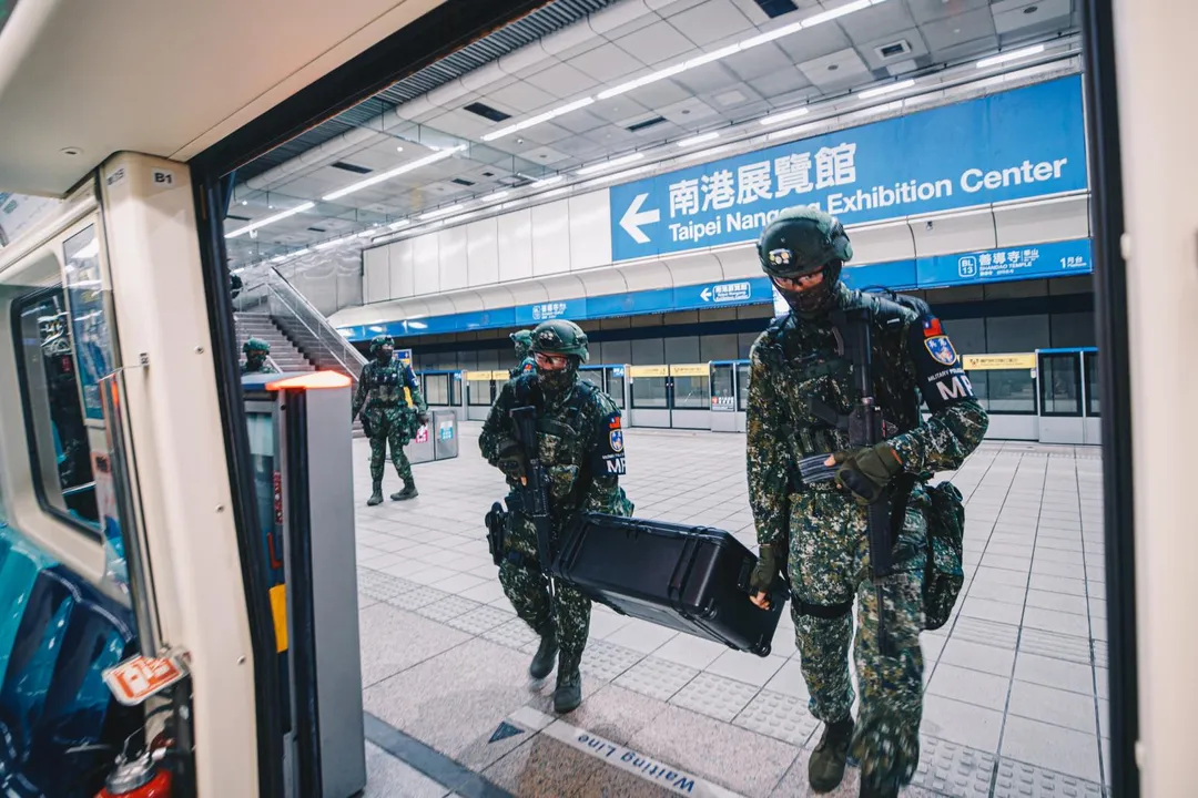 憲兵指揮部官兵運用地下化設施實施兵力、物資轉用。(圖/軍聞社提供)