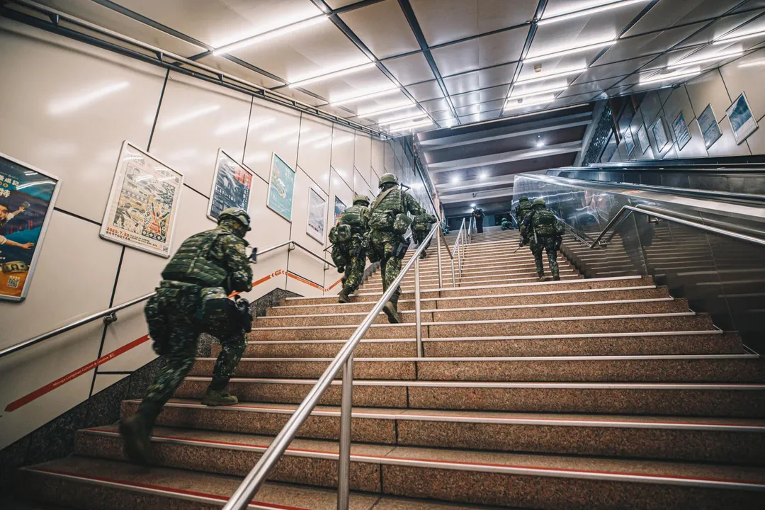 命令下達後,官兵調整各項資源部署。(圖/軍聞社提供)