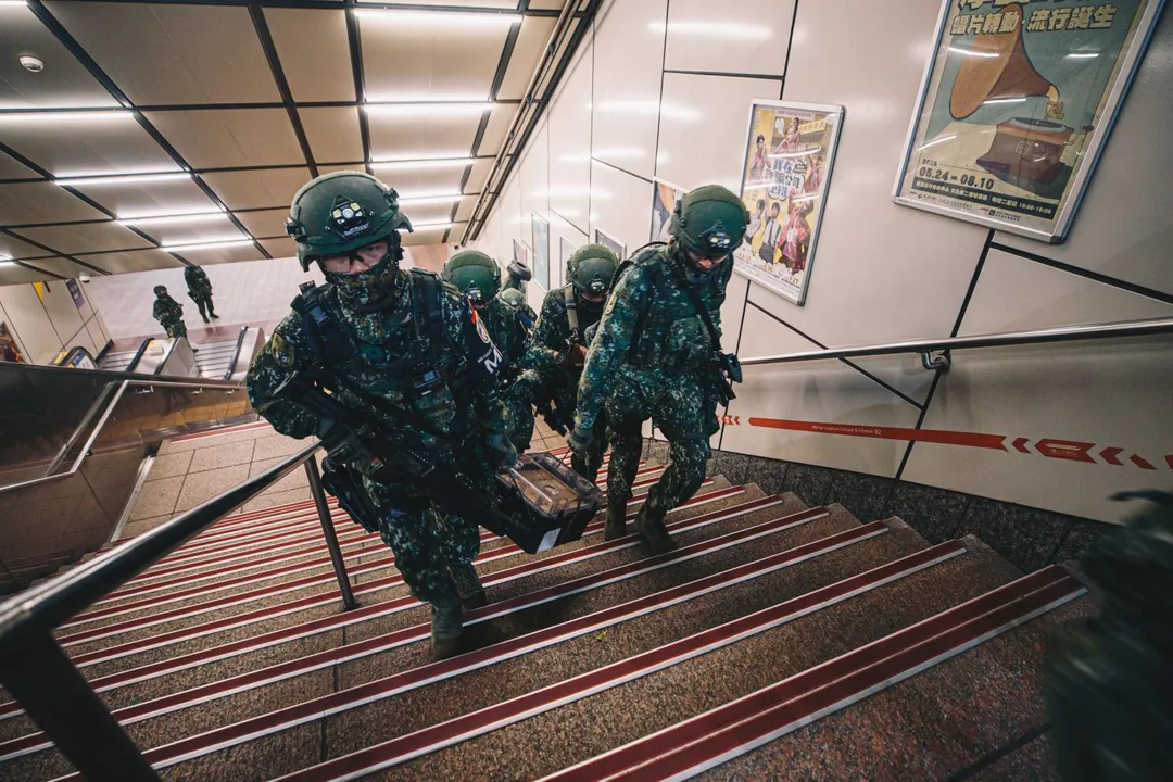 命令下達後,官兵調整各項資源部署。(圖/軍聞社提供)