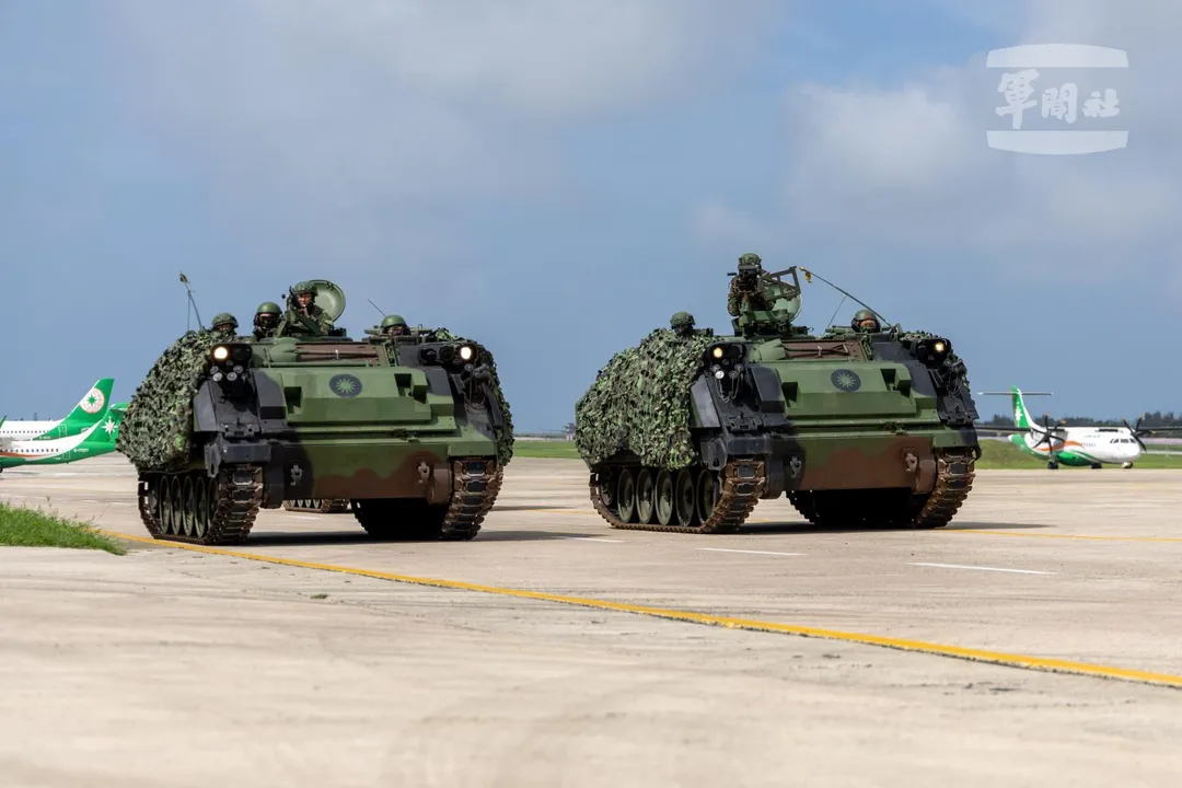 進入馬公空軍基地的澎防部CM21裝甲車。(圖/軍聞社)