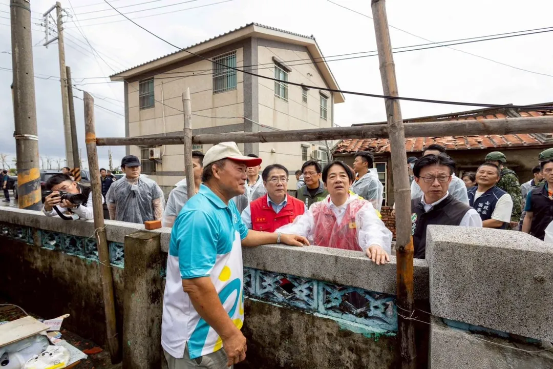 颱風丹娜絲侵襲重創台南,總統賴清德11日到七股區勘災。(圖取自賴清德臉書)