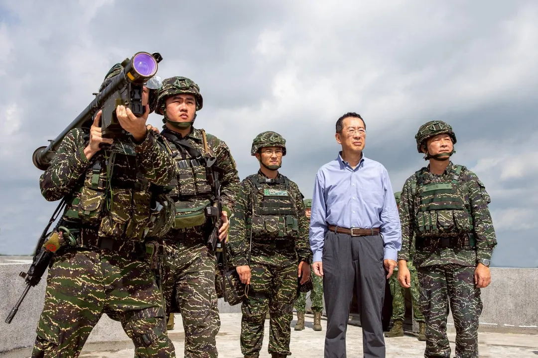 顧立雄視導守衛北部中樞的海軍陸戰隊第66旅，肩射刺針飛彈(圖左)首度曝光。(圖/國防部)