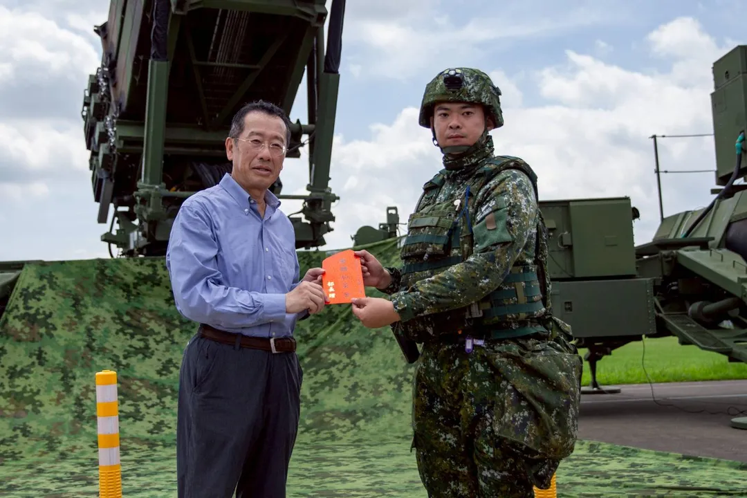 顧立雄視導部署台北河濱公園的空軍愛國者飛彈部隊。(圖/國防部)