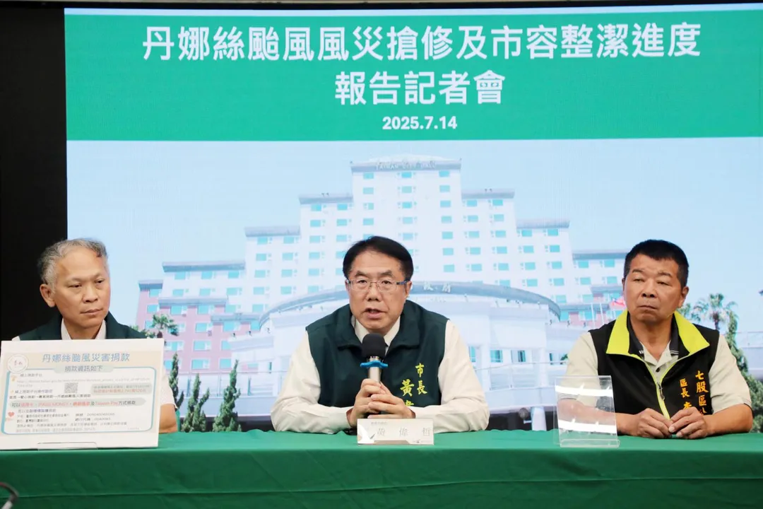 黃偉哲提出實錄畫面強調在勘災現場都與民眾直接溝通無阻隔。(圖/台南市府提供)