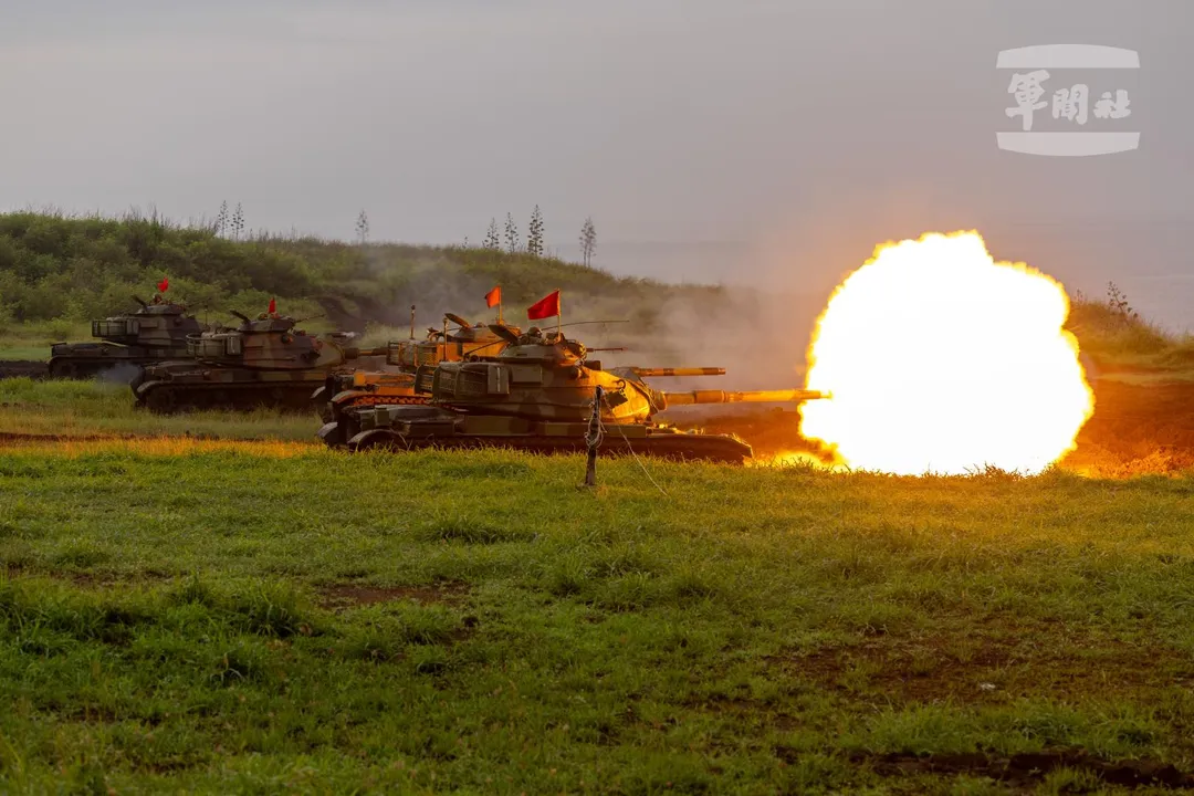 澎防部M60A3戰車進行戰場掃蕩，射擊105公厘戰車砲。(圖/軍聞社)