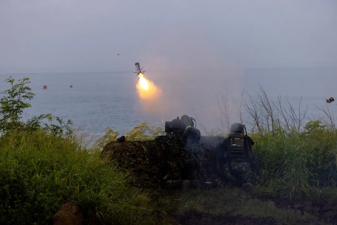 澎防部反甲連官兵發射標槍飛彈。(圖/青年日報)