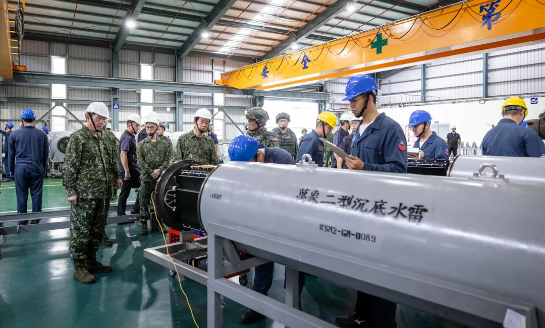 賴清德參觀海軍各型水雷。(圖/總統府)
