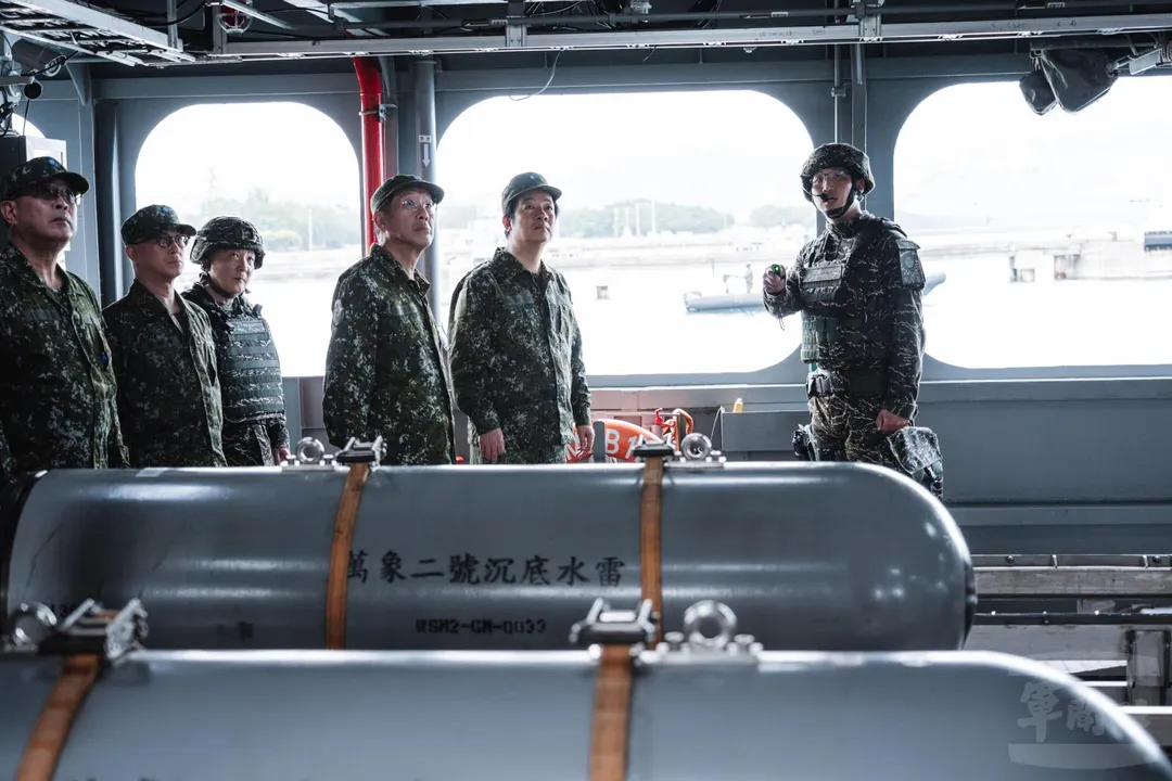 賴清德參觀快速布雷艇上的布雷系統。(圖/軍聞社)
