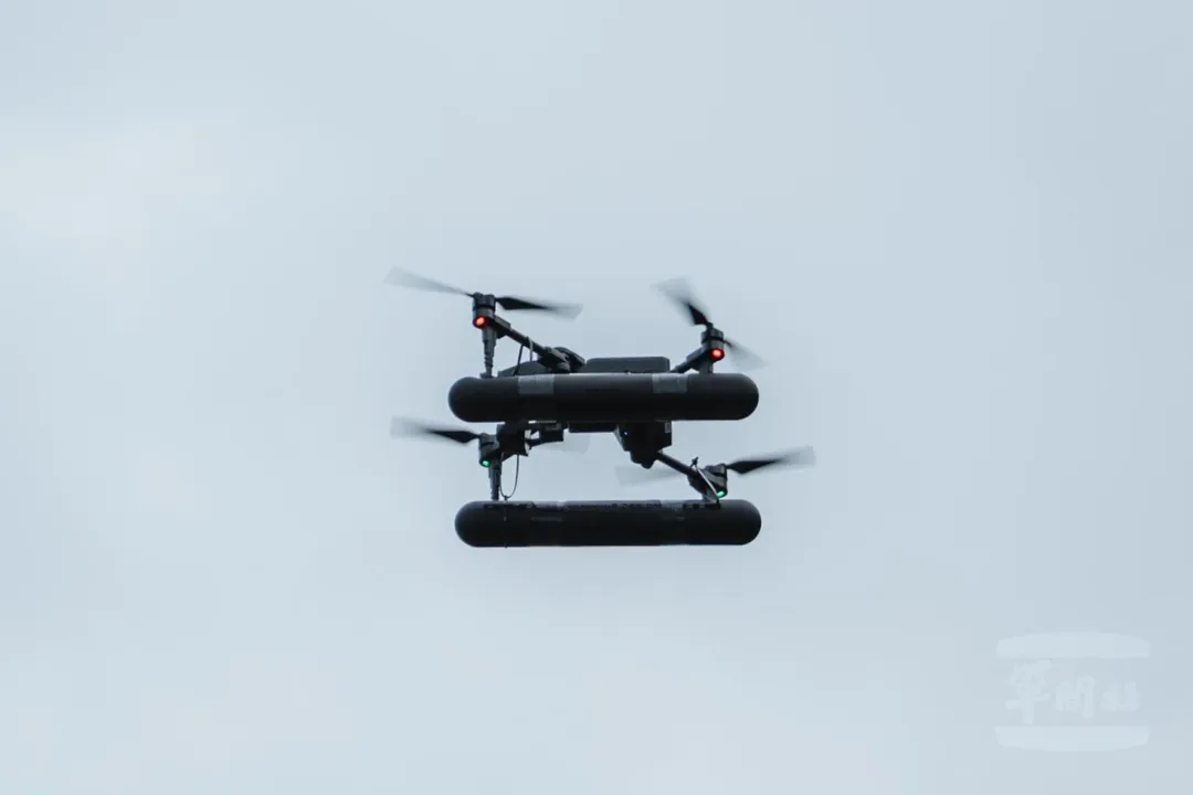 海軍陸戰隊兩棲偵搜大隊展示監偵型無人機性能。(圖/軍聞社)