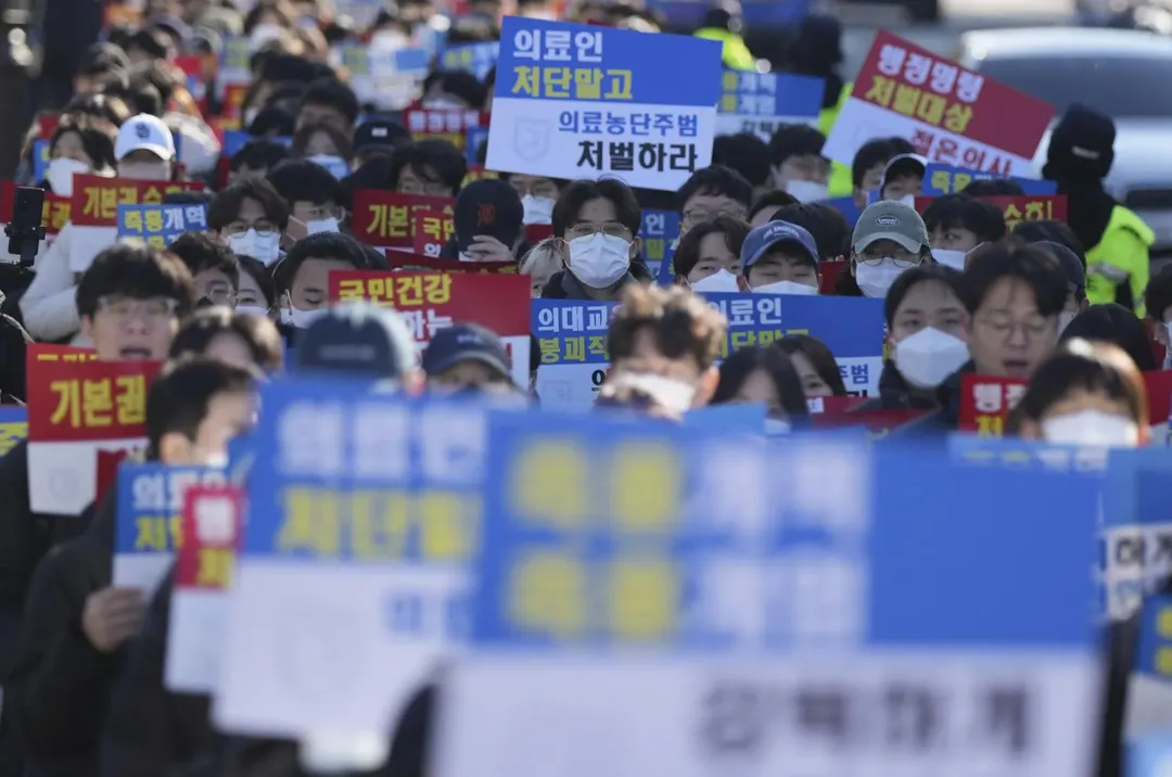 圖為2024年12月8日，實習醫生和醫學院學生參加集會，抗議尹錫悅政府的醫療改革。（圖／美聯社）
