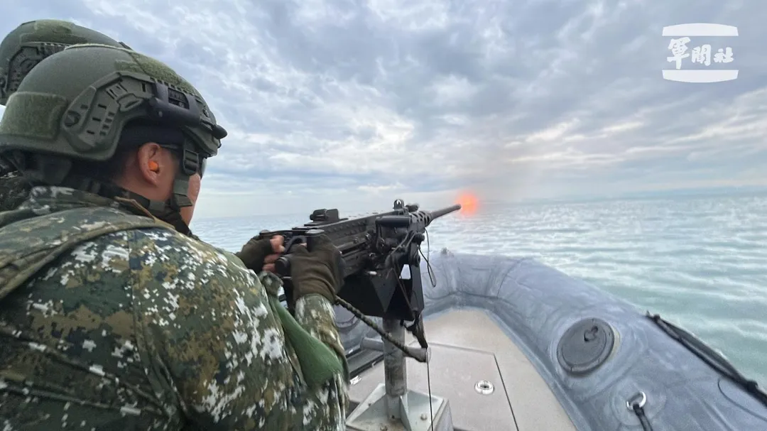 兩棲偵察連官兵由成功艇上射擊.50機槍。(圖/國防部)