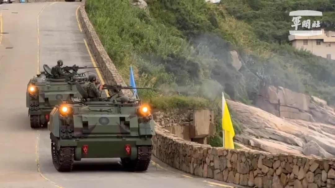 馬防部CM21裝甲運兵車實施重機槍行進間射擊。(圖/國防部)