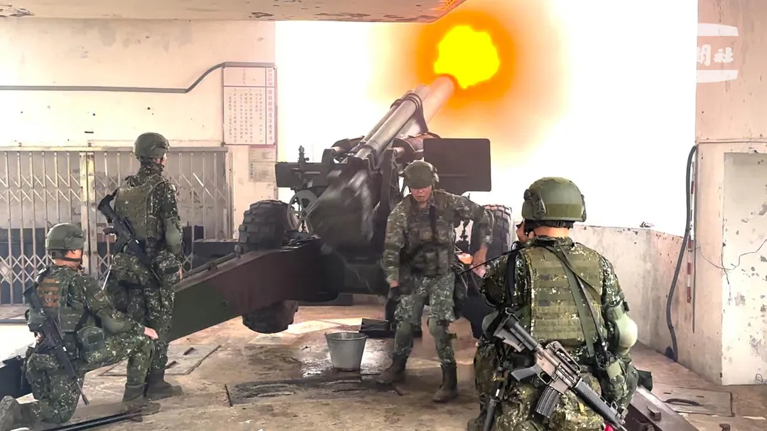 馬防部混砲連在砲堡內射擊155公厘榴砲。(圖/國防部)