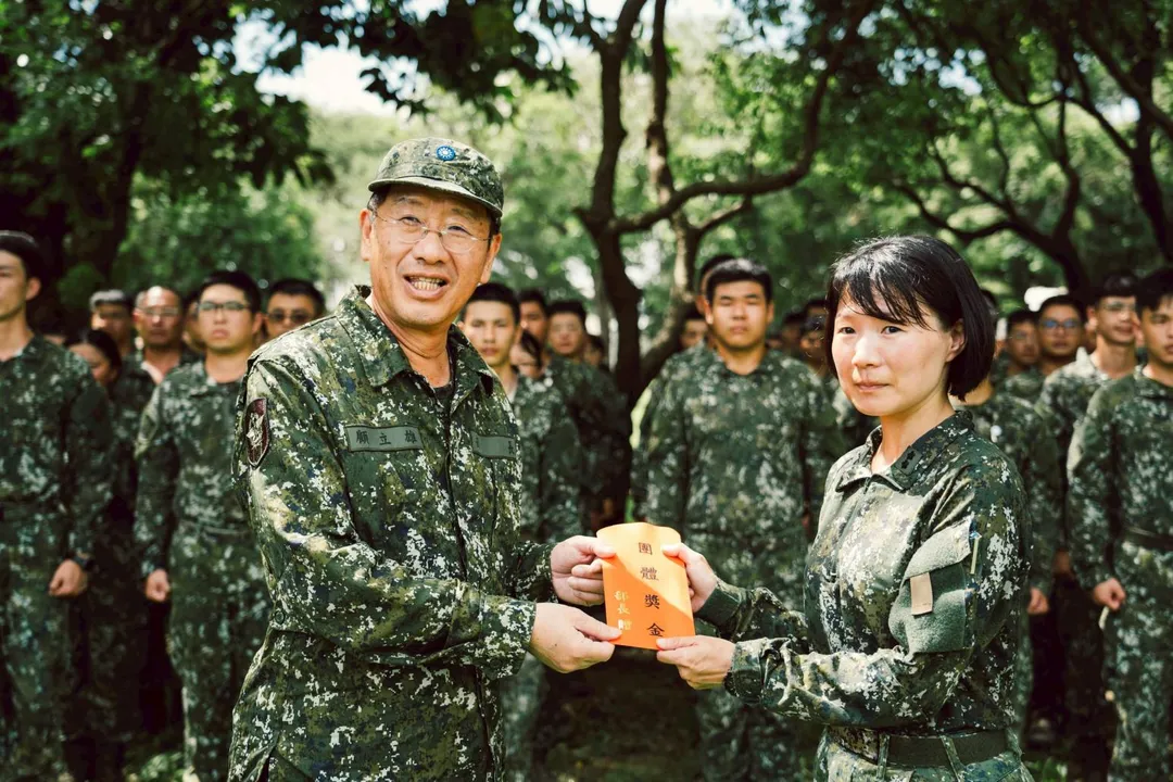 顧部長致贈救災部隊加菜金。(圖/國防部)