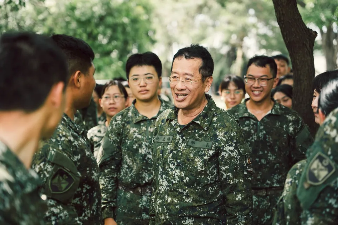 顧部長與救災官兵互動。(圖/國防部)