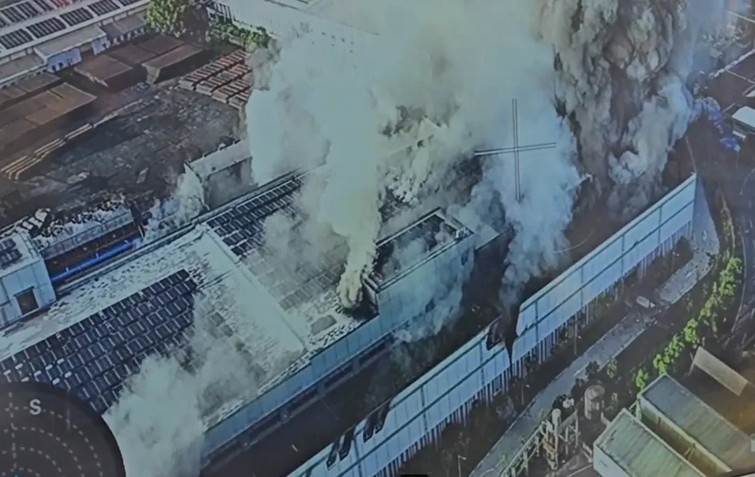 高雄小港的三元能源電池廠內一處電池半成品測試區14日火警一度測出微量氫氟酸，環境部設臨時監測站待命。（圖／中天新聞）