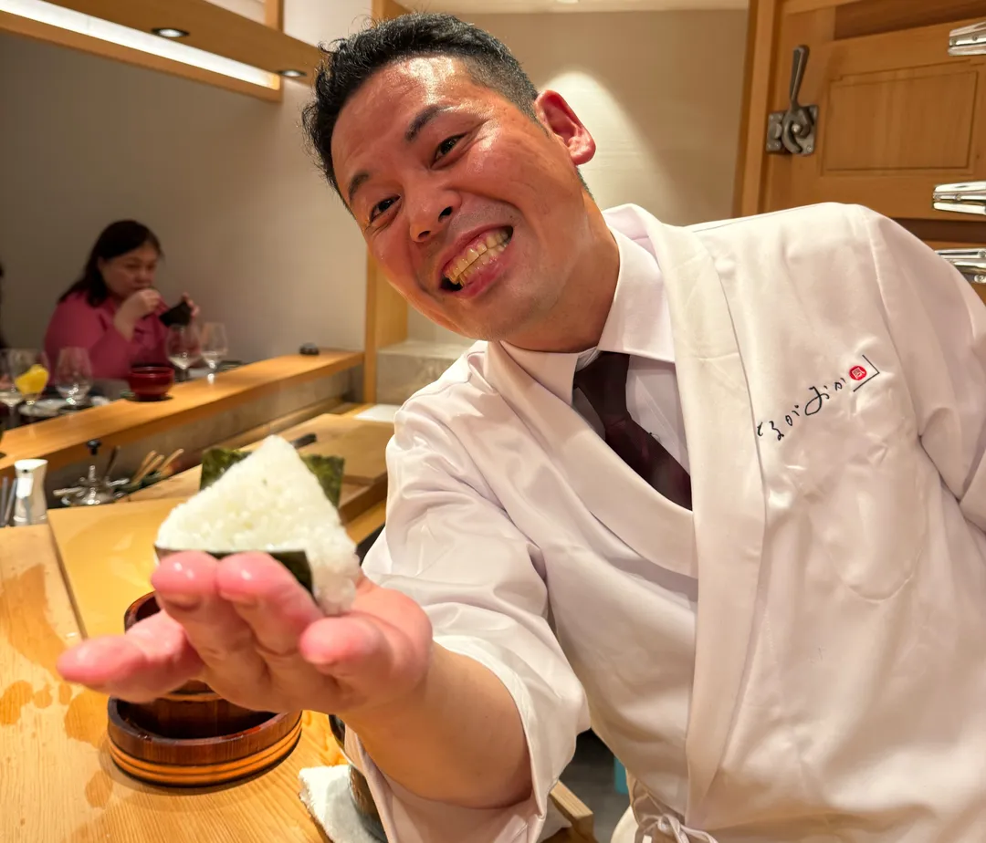 現烤飯糰幾乎是在10秒內捏成形。（圖／黃宏輝提供）