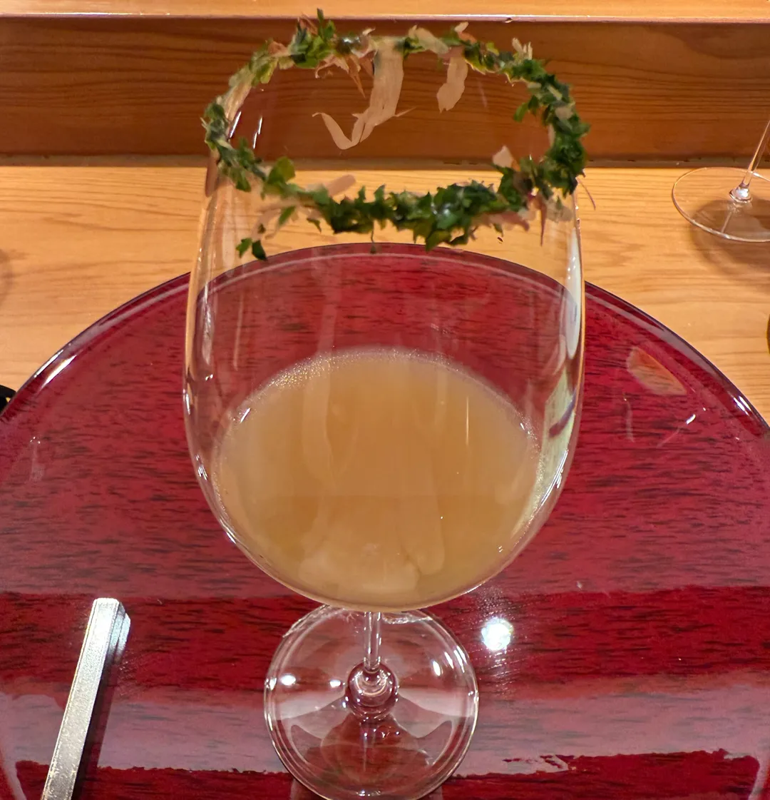 青海苔與柴魚片共煮高湯結合水梨汁，風格大膽卻順口。（圖／黃宏輝提供）