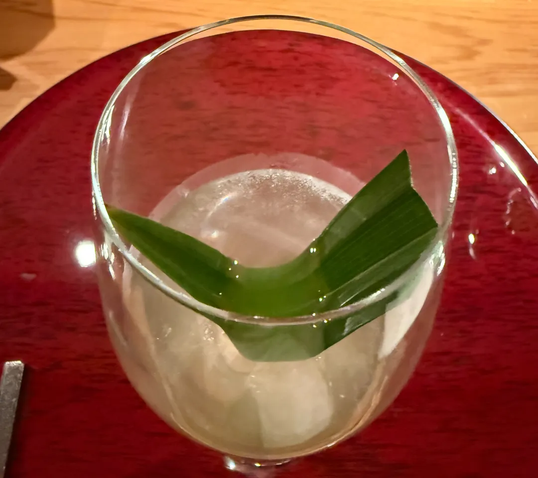 大片香蘭葉加入綜合果汁，味蕾的豐富體驗彷彿置身熱帶島嶼。（圖／黃宏輝提供）