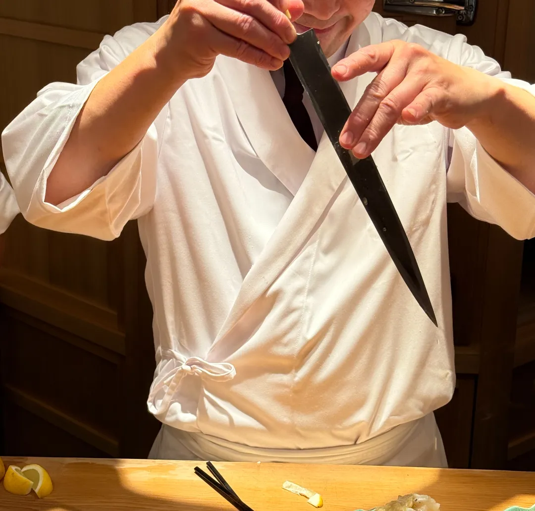 料理長拿起黃萊姆瓣，順刀滑下滴入果汁。（圖／黃宏輝提供）