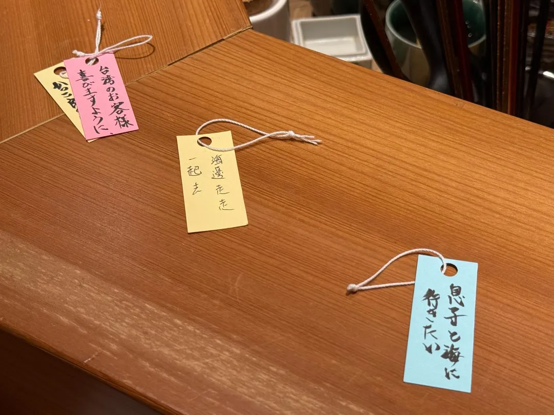 七夕情人節時，店內提供七夕祈願卡。（圖／黃宏輝提供）