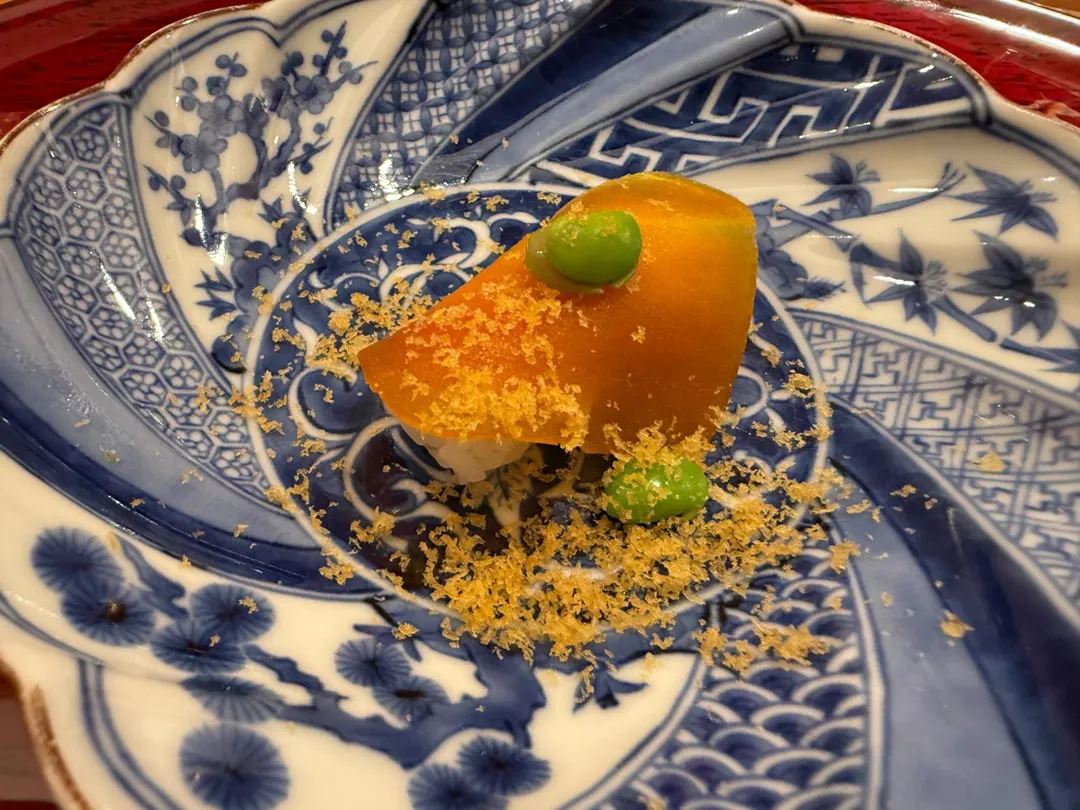 先付生烏魚子糯米飯與毛豆香氣濃郁。（圖／黃宏輝提供）