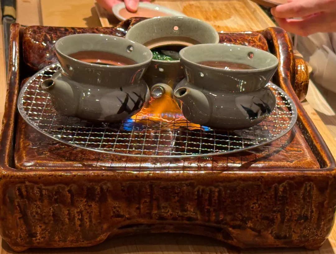 吸物「地蛤土瓶蒸」直接用爐火連瓶帶湯煮。（圖／黃宏輝提供）