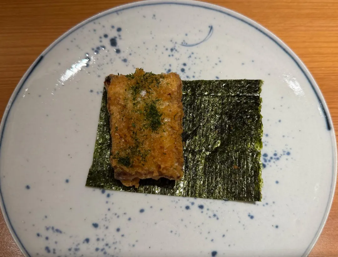 太刀魚磯邊揚僅用海苔包覆裹粉油炸的太刀魚肉。（圖／黃宏輝提供）