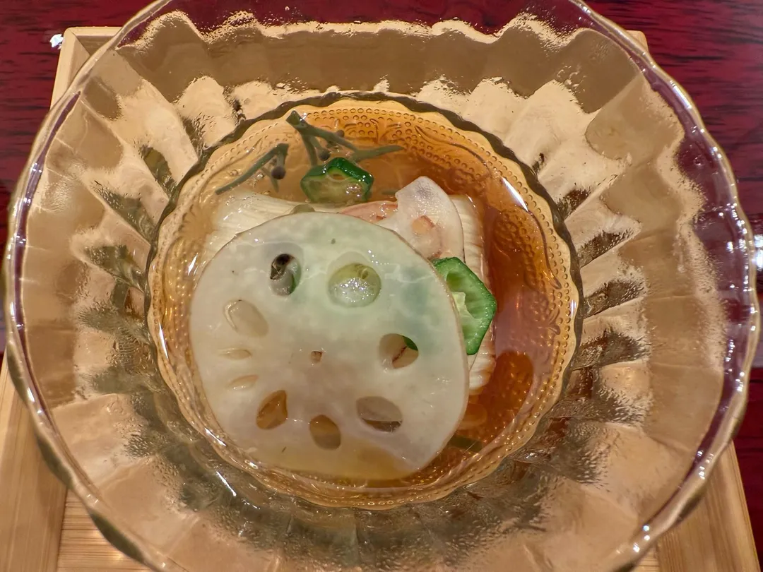 黏稠的蓴菜、秋葵、蓮藕與素麵帶來視覺行動藝術。（圖／黃宏輝提供）