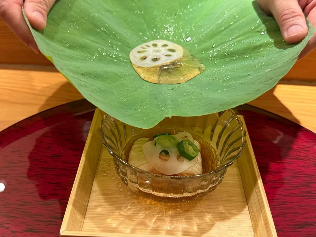 荷葉下方的器皿裝有多重食材。（圖／黃宏輝提供）
