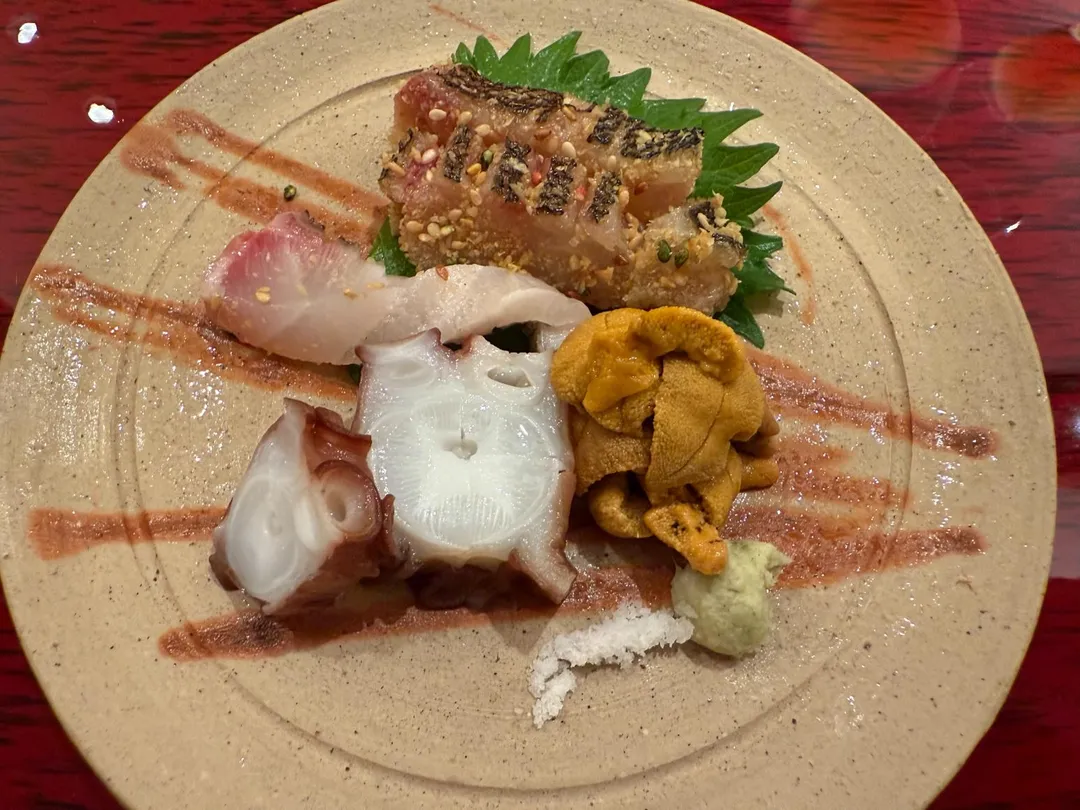 造里以山口縣頂級赤海膽綜合大章魚、黃雞魚，鮮甜香氣互融不散。（圖／黃宏輝提供）