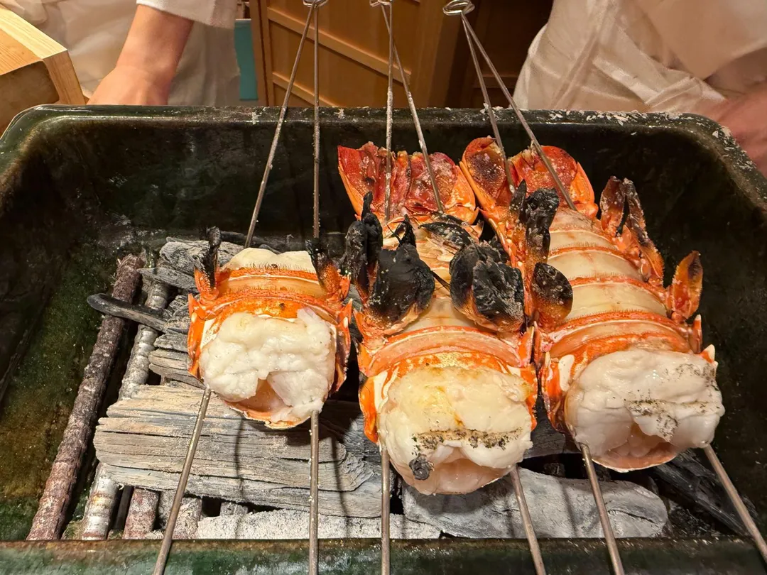 燒物「龍蝦味噌燒」先將龍蝦連殼帶肉小火碳烤一輪。（圖／黃宏輝提供）