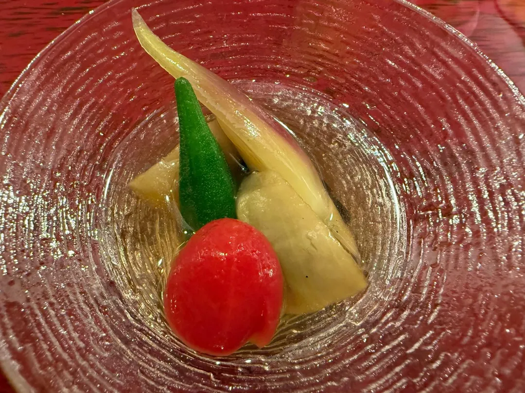 前菜「夏季時蔬冷缽」乍看如生菜沙拉，其實大有文章。（圖／黃宏輝提供）