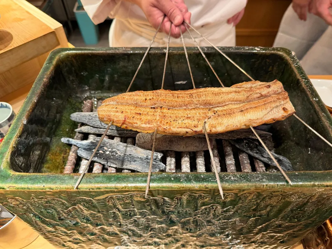 八寸鰻魚香椒燒經直火碳燒，再滴入山椒油。（圖／黃宏輝提供）