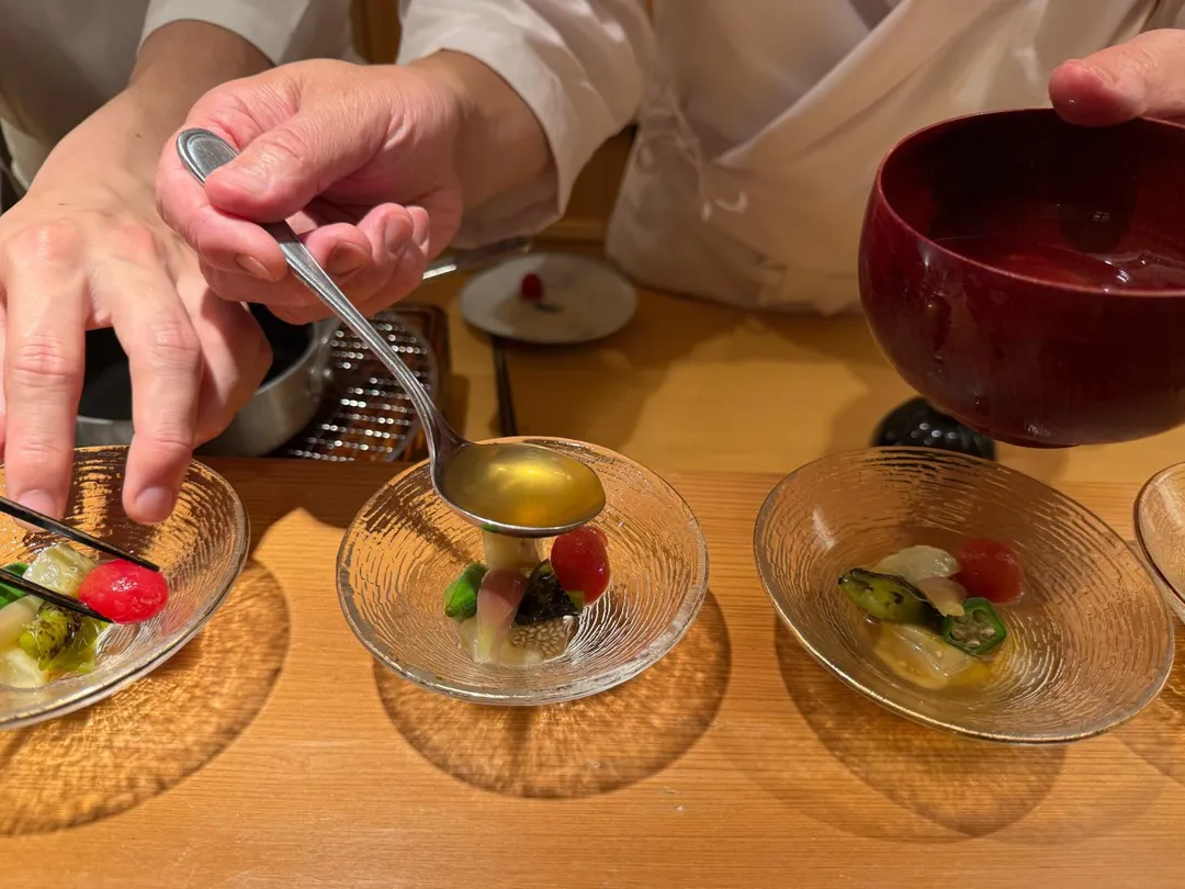 金黃清澈的蔬菜湯液富含野菜精華。（圖／黃宏輝提供）