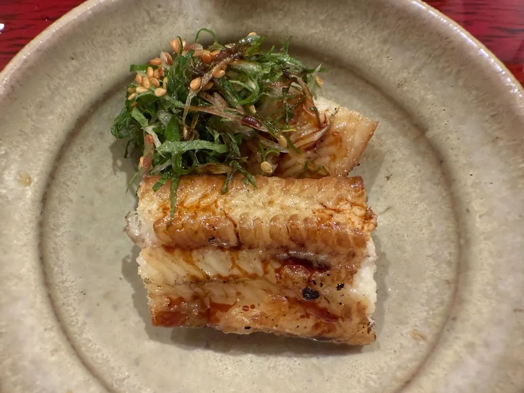 板前烤鰻魚薄刷醬汁，即充滿鹹香微甜滋味。（圖／黃宏輝提供）