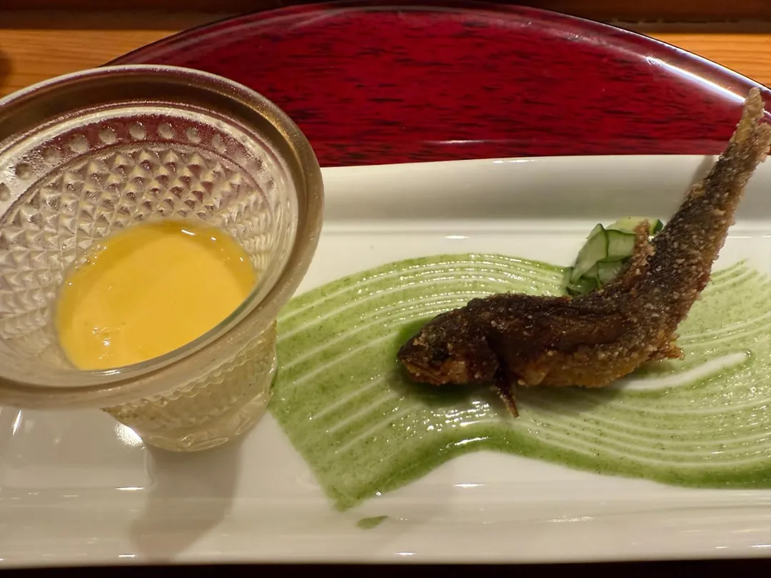 八寸香魚蓼醋酥脆甘美，鮮甜玉米冷濃湯正好可以清舌。（圖／黃宏輝提供）