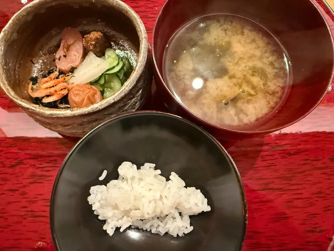 「土鍋飯味噌湯」作飯物，與清爽漬物共迎尾聲。（圖／黃宏輝提供）