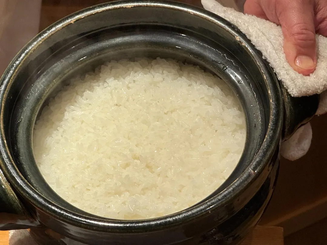 現煮白飯的米粒香醇飽滿，與平時常吃的白米飯存在些許不同。（圖／黃宏輝提供）