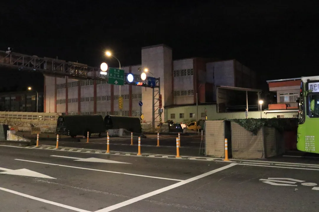 憲兵在萬板大橋台北端設置的阻絕設施，圖右可見HESCO防禦工事、公車。(圖/宋玉寧攝)